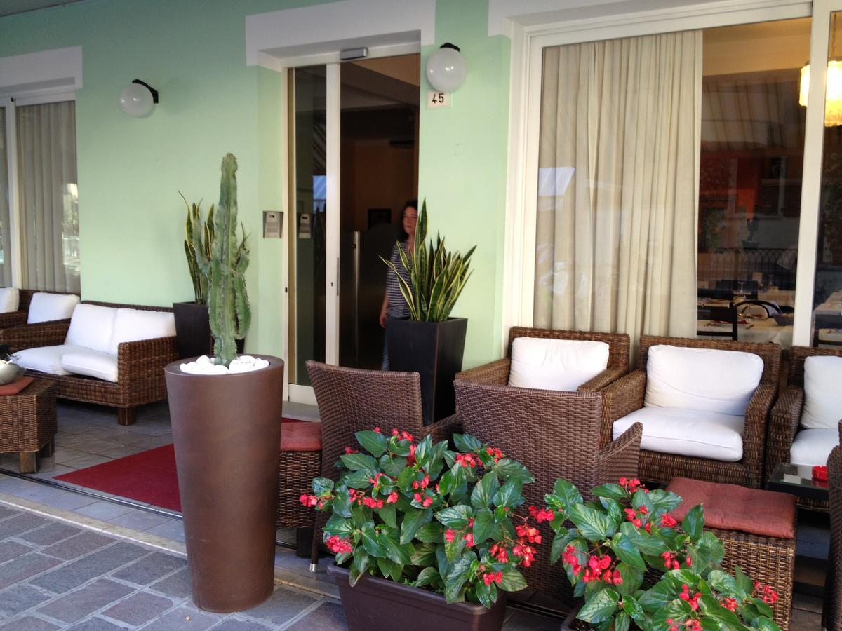 Hotel Ferrara Католика Екстериор снимка